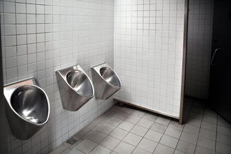 Kommentar zum Parkplatz nahe dem Zwickauer VW-Werk: Toilettenhäuschen für die Demokratie - Urinal, WC-Schüssel, ein paar Fliesen an die Wand: So schwer kann das doch nicht sein.