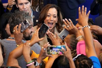 Kommentar zum Parteitag der Demokraten: Hoffnung gegen Hass - Kamala Harris, Vizepräsidentin und Präsidentschaftskandidatin der Demokraten, begrüßt Teilnehmer nach ihrer Rede über die Bemühungen der Regierung zur Senkung der Kosten für verschreibungspflichtige Medikamente während einer Veranstaltung am Prince George’s Community College in Largo (Maryland).