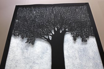 Kommentar zum Pop-up-Schaufenster im Schocken-Komplex: Kunst statt Leere - Kunst im Schaufenster: Ein mit Skalpell hergestellter Papierschnitt von Miguel Castro.