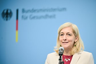 Kommentar zum Primärarzt-Konzept: Der Ansatz ist richtig - Bundesgesundheitsministerin Nina Warken (CDU) will, dass die Hausarztpraxis die „erste Ansprechstelle mit einer beschleunigten Terminvermittlung zur fachärztlichen Weiterbehandlungstellt“ wird.