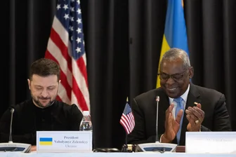 Kommentar zum Ramstein-Treffen der Ukraine-Unterstützer: Größtmögliche Unsicherheit - Zum letzten Mal begegnet der ukrainische Präsident Wolodymyr Selenskyj (links) Lloyd Austin als US-Verteidigungsminister.