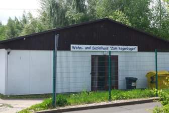 Kommentar zum Regenbogenhaus in Zwickau: Zwei gegensätzliche Narrative - Mehr Baracke als Wohnhaus: Die Stadt forciert den Auszug der Bewohner aus dem Regenbogenhaus.