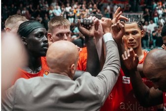 Kommentar zum Saisonstart der Niners Chemnitz: der Vergleich zum Vorjahr muss gestattet sein - Enttäuschte Gesichter nach der zweiten Niederlage im zweiten Saisonspiel für die Niners Chemnitz. Foto: Ernesto Uhlmann