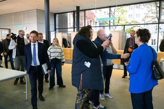 Kommentar zum Scheitern der Sondierungen in Sachsen: Lieber ein Ende mit Schrecken - Getrennte Wege nach dem Aus der Sondierungen: Sachsens Ministerpräsident Michael Kretschmer (CDU) und BSW-Chefin Sabine Zimmermann.