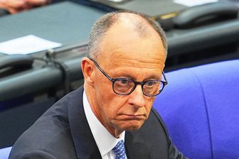 Kommentar zum Scheitern von Merz bei der Kanzlerwahl: Ein schäbiges und schädliches Manöver - Der designierte Bundeskanzler Friedrich Merz (CDU) reagiert im Bundestag bei der Kanzlerwahl. Im Bundestag findet die Wahl und Vereidigung des Bundeskanzlers und der neuen Bundesregierung statt.