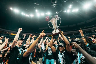 Kommentar zum Sieg der Niners Chemnitz im Finale des Europapokals: Signalwirkung für die Stadt - In der Ülker-Arena Istanbul bejubelten die Niners den Finalsieg im Fiba Europe Cup.