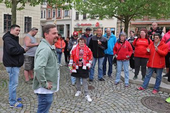 Kommentar zum Stadionstreit in Crimmitschau: Das war unnötig - Auf dem Markt haben am Donnerstagabend rund 30 Fans auf das Ergebnis der Stadtratssitzung gewartet.