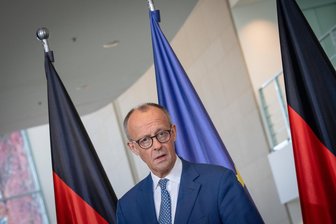 Kommentar zum Stahlgipfel: Hart bleiben - Bundeskanzler Friedrich Merz  beim Stahlgipfel im Kanzleramt.