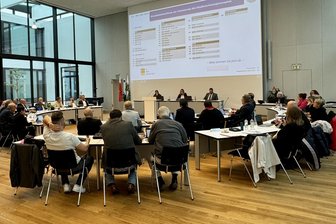 Kommentar zum Stinkefinger-Eklat im Zwickauer Stadtrat: Weg mit der Propaganda - In der Stadtratssitzung sollen eigentlich Bürger ihre Fragen loswerden können.