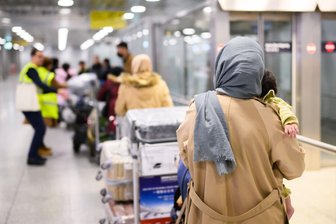 Kommentar zum Stopp von Aufnahmezusagen für Afghanen: Moralisches Versagen - Afghaninnen und Afghanen aus den Bundesaufnahmeprogrammen, wie hier 2025 im Flughafen Hannover, dürfen inzwischen kaum noch nach Deutschland einreisen.