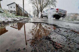 Kommentar zum Straßenbau in Mülsen: 15 Jahre leere Versprechungen sind genug - Diese Mülsener Straße ist in einem schlimmen Zustand. Nun will der Landrat die Decke sanieren lassen.