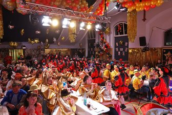Kommentar zum Straßenfasching Langenchursdorf: Hut ab! - Fasching in der Calle-Halle Callenberg.