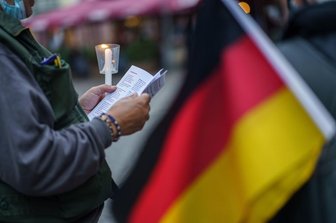 Am Tag der Deutschen Einheit stehen abends Menschen auf dem Römerberg und singen. Die Initiative "3. Oktober - Deutschland singt" hatte alle Generationen und Kulturen zum Feiern, Singen und Mitsummen eingeladen.