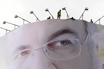 Kommentar zum Tod von  Hisbollah-Führer Nasrallah - Arbeiter in Teheran montieren ein riesiges Porträt des getöteten Hisbollah-Führers Hassan Nasrallah an einem Gebäude am Enqelab-e-Eslami (Platz der Islamischen Revolution).