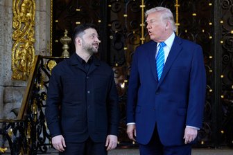 Kommentar zum Treffen Trump-Selenskyj: Die Zeit läuft gegen den ukrainischen Präsidenten - US-Präsident Donald Trump (rechts) begrüßt seinen ukrainischen Amtskollegen Wolodymyr Selenskyj in seinem Club Mar-a-Lago in Palm Beach.