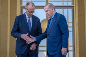 Kommentar zum Türkei-Besuch von Friedrich Merz: Weit auseinander - Haben bei ihrem Treffen in Ankara nicht so viele Gemeinsamkeiten gefunden: Bundeskanzler Friedrich Merz (links) und der türkischen Präsident Recep Tayyip Erdoğan.