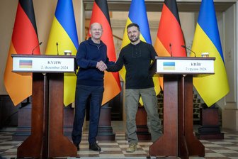 Kommentar zum Ukraine-Besuch von Olaf Scholz: Kriegsfrage gehört auch zu Wahlkampfthemen - Bundeskanzler Olaf Scholz (links) wird bei seinem Besuch in Kiew vom ukrainischen Präsidenten Wolodymyr Selenskyj empfangen.
