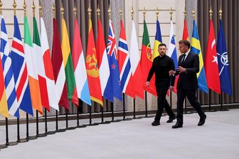 Kommentar zum Ukraine-Gipfel: Ein Signal der „Willigen“ - Frankreichs Präsident Emmanuel Macron  (rechts) und seiner ukrainischer Amtskollege Wolodymyr Selenskyj treffen zum Ukraine-Gipfel im Elysee-Palast in Paris ein.