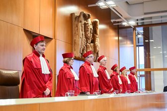 Kommentar zum Umgang der Union mit den Linken: Runter vom hohen Ross - Der Zweite Senat des Bundesverfassungsgerichts, (v.l.n.r.), Thomas Offenloch, Astrid Wallrabenstein, Ulrich Maidowski, Doris König (Vorsitzende), Christine Langenfeld, Rhona Fetzer und Peter Fran. Bei der Neubesetzung von Richterstellen ist die Union auch auf Stimmen der Linken angewiesen.