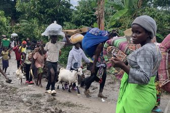 Kommentar zum UN-Flüchtlingsbericht: Jenseits von Grenzkontrollen - Flüchtlinge aus der Demokratischen Republik Kongo sind auf dem Weg zu einem Auffanglager im Bezirk Bundibugyo im Westen Ugandas