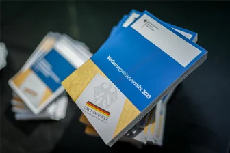 Kommentar zum Verfassungsschutzbericht: Das eine tun, das andere nicht lassen - Der Verfassungsschutzbericht 2023 legt alarmierende Zahlen vor.