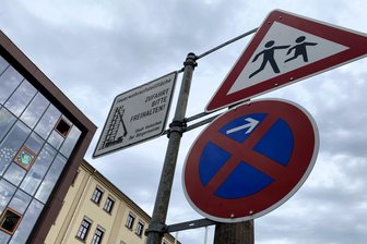 Kommentar zum Verkehrschaos vor Grundschule Hainichen: Bitte seid Vorbild! - Schilder vor der Grundschule in Hainichen.