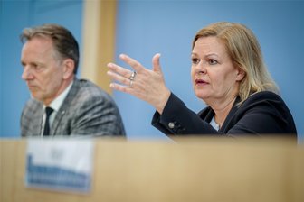 Kommentar zum Vorschlag für heimliche Wohnungsdurchsuchungen: Das geht zu weit! - Innenministerin Nancy Faeser und der Präsident des Bundeskriminalamtes, Holger Münch: