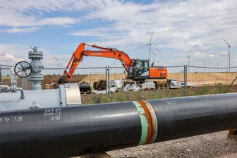 Kommentar zum Wasserstoffnetz: Hoffentlich keine Investruine - Die Rohre einer künftigen Wasserstoffleitung werden an einem Windpark verlegt. Die Pläne zum Ausbau eines Wasserstoffkernnetzes wurden jetzt vorgestellt.