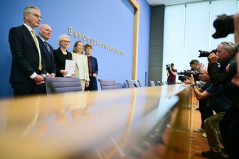 Kommentar zum Wirtschaftsgutachten: Die Hebel rasch umlegen - Die „Wirtschaftsweisen“ stellen ihr Jahresgutachten vor: Die deutsche Wirtschaft tritt auch 2025 auf der Stelle.