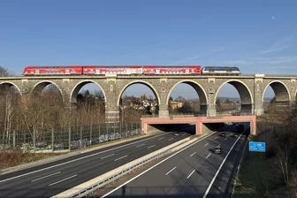 Kommentar zum Zug-Chaos zwischen Chemnitz und Leipzig: Aus dem richtigen Blickwinkel ist viel Positives zu sehen - Das Bahrebachmühlenviadukt führt den Zug über die Autobahn 4 – und steht dabei wie eine Eins.