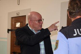 Kommentar zum Zwickauer Gefängnis-Chaos: Schlechte Zeiten für Realisten - Gefängnisleiter Jürgen Frank war für Höheres bestimmt - jetzt wird er weggelobt.