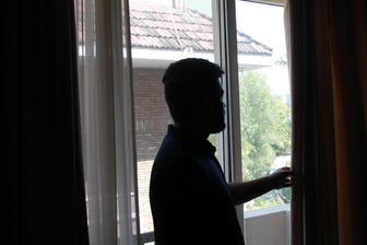 Kommentar zur Abschiebung ehemaliger afghanischer Ortskräfte: Menschlich eine Tragödie, politisch ein Skandal - Ein geflüchtete Afghane in Islamabad. Pakistan hat jetzt damit begonnen, afghanische Flüchtlinge, die eine Aufnahmezusage aus Deutschland haben, nach Afghanistan abzuschieben.