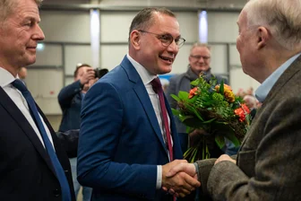 Kommentar zur AfD in Sachsen: Wohin geht die Reise? - Drei AfD-Bundestagsabgeordnete beim Listenparteitag am Samstag in Löbau: Karsten Hilse (Platz 2) und Fraktionschef Tino Chrupalla (Platz 1) gemeinsam mit dem Ehrenvorsitzenden Alexander Gauland (Platz 6/von links).