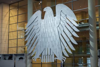 Kommentar zur Allensbach-Umfrage: Kochen muss man schon selbst - Der Bundesadler am Bundestag: Laut einer Allensbach-Umfrage sinkt das Vertrauen der Bundesbürger in staatliche Institutionen und Partein.