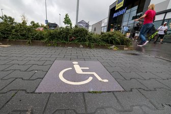 Kommentar zur Anerkennung der Gehbehinderung: Welche Meinung zählt? - Behinderten-Parkplätze dürfen nur mit dem Zusatz „aG“ auf dem Schwerbehindertenausweis genutzt werden.