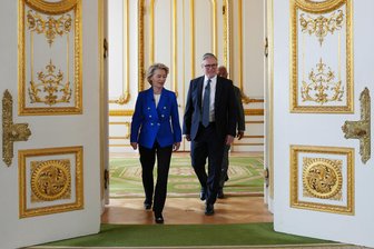Kommentar zur Annäherung von EU und Großbritannien: Ein erster wichtiger Schritt - EU-Kommissionspräsidentin Ursula von der Leyen und der britische Premier Keir Starmer kommen bei einem Gipfeltreffen zwischen dem Vereinigten Königreich und der Europäischen Union im Lancaster House in London.