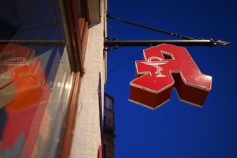 Kommentar zur Apothekenreform: Warkens Pläne wären ein Dammbruch - Apotheken sollen nach den Plänen von Gesundheitsministerin Nina Warken (CDU) auch verschreibungspflichtige Medikamente ohne ärztliches Rezept an Patienten abgeben dürfen.