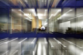 Kommentar zur Arbeitszeit-Debatte: Der Elefant im Raum - Teile der Politik sehen wegen des Trends zu kürzeren Arbeitszeiten den Standort in Gefahr.