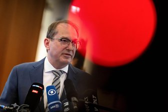Kommentar zur Asyl-Gerichtsentscheidung: Dobrindts Niederlage - Bundesinnenminister Alexander Dobrindt (CSU) hält trotz der Gerichtsentscheidung an der Zurückweisung von Asylsuchenden an der deutschen Grenze fest. Foto: Fabian Sommer/dpa