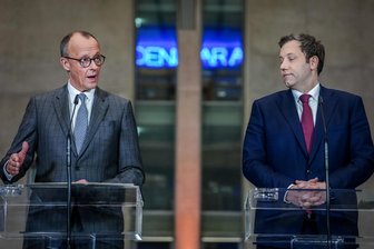 Kommentar zur Asylpolitik: Merz’ Ankunft in der Realitiät - SPD-Chef Lars Klingbeil (rechts) hat bei den Sondierungsgesprächen mit CDU-Chef Friedrich Merz eine rote Linie in der Asylpolitik gezogen.