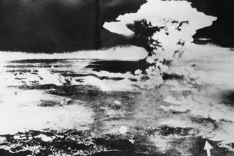 Kommentar zur atomaren Bewaffnung: Eine gefährliche Debatte - Atompilz über dem Zentrum der japanischen Stadt Hiroshima nach dem Abwurf der Atombombe „Little Boy“ am 6. August 1945. Die Debatte über die nukleare Teilhabe nimmt in Deutschland Fahrt auf.