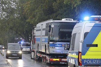 Kommentar zur Beschlagnahmung des „Adenauer SRP+“-Protestbusses: Warum „prüfen und auswerten“ nicht ausreicht - Der aus dem Verkehr genommene „Adenauer SRP+“ trat am 7. Oktober per Tiefflader die Reise nach Berlin an.