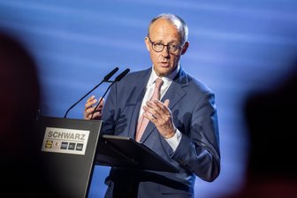 Kommentar zur Bürgergelddebatte: Die Kommunikationsunfälle des Friedrich Merz - Bundeskanzler Friedrich Merz hat die Bürgergeldreform zur Chefsache erklärt – und dafür eine Abfuhr von SPD-Chefin und Arbeitsministerin Bärbel Bas erhalten.