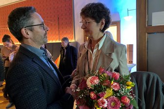 Kommentar zur Bürgermeisterwahl in Rodewisch: Warum Kerstin Schöniger mit dem Ergebnis zufrieden, aber nicht stolz darauf sein kann - Kerstin Schöniger trat erstmals nicht für die CDU an - sondern als Einzelstarterin. Blumen gibt es von Vogtland-CDU-Chef Sören Voigt trotzdem.