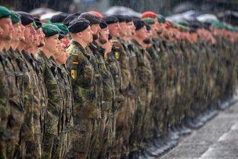Kommentar zur Bundeswehr: Was Zeitenwende bedeutet - Nach den neuen Zielsetzungen der Nato braucht die Bundeswehr rund 60.000 Soldatinnen und Soldaten mehr als ihr bislang zur Verfügung stehen.