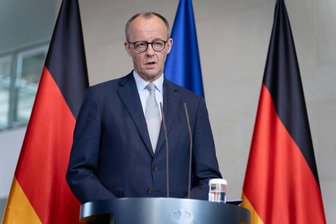 Kommentar zur deutschen Außenpolitik: Illusionslos mit Wertekern - Bundeskanzler Friedrich Merz sieht den außenpolitischen Einfluss der Bundesrepublik ziemlich nüchtern.