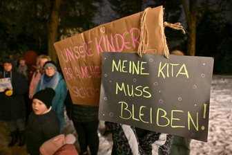 Kommentar zur drohenden Kita-Schließung in Limbach-Oberfrohna: Ein Nein ist keine Hilfe - Protestierende vor der Sitzung des Stadtrates am Montag.