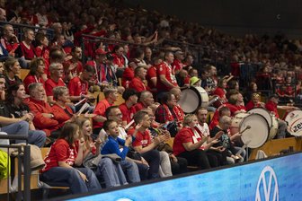 Kommentar zur erneuten Vertagung des BSV-Zuschusses: Stadtrat spielt mit der Existenz eines Zwickauer Traditionsvereines - Die Zuschauer nahmen die Stadthalle als neue Spielstätte des BSV schnell an.