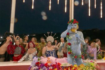 Kommentar zur Eröffnungsfeier der Olympischen Spiele: Die Kunst der Provokation - Stein des Anstoßes: Quere Künstler stellen das Abendmahl nach, während der französische Schauspieler Philippe Katerine davor als Bacchus auftritt - ein Beiname des Dionysos, dem Gott des Weines, des Rausches, des Wahnsinns und der Ekstase in der griechischen Mythologie.