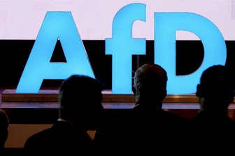 Kommentar zur Erwähnung der AfD im Verfassungsschutzbericht: Wenn die größte Oppositionspartei unter Beobachtung steht - Wohin geht die AfD? Hier das Parteilogo auf dem Landesparteitag in Glauchau.